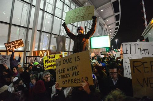 مظاهرات في مطار جون إف. كينيدي الدولي في مدينة نيويورك - في يوم 28 من شهر يناير الماضي - ضد القرار الأمريكي بحظر الهجرة.