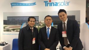 الباحث ذمرين‎ (‎يسار‎) ‎وبجواره مؤسس ورئيس شركة ترينا الشمسية المحدودة جيفان غاو‎ -الجزيرة 