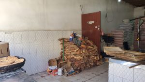 أخشاب السدر في إحدى المخابز الشعبية بصنعاء