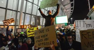 مظاهرات في مطار جون إف. كينيدي الدولي في مدينة نيويورك - في يوم 28 من شهر يناير الماضي - ضد القرار الأمريكي بحظر الهجرة.