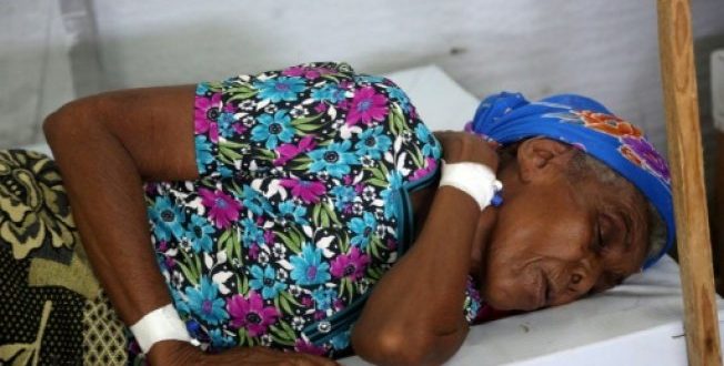 © ا ف ب | إمرأة تعالج من الكوليرا في مدينة الحديدة اليمنية