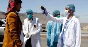 طاقم طبي يفحص درجة حرارة الناس في الشارع كإجراء احترازي لمنع انتشار فيروس كورونا (كوفيد-19)، 5 أبريل/نيسان 2020، على مشارف صنعاء، اليمن. لم يُبلغ اليمن عن أي حالات إصابة بفيروس كورونا، لكنه لا يزال يواجه كارثة إنسانية بسبب سنوات من الصراع الداخلي.

محمد حمود/Getty Images