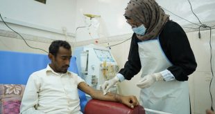 شاب يتلقى العناية في احد مراكز الغسيل الكلوي في اليمن - مصدر الصورة منظمة الصحة العالمية.