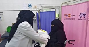 قابلة في اليمن تقدم خدمات الرعاية الصحية للأم والوليد. مصدر الصورة: صندوق الأمم المتحدة للسكان.