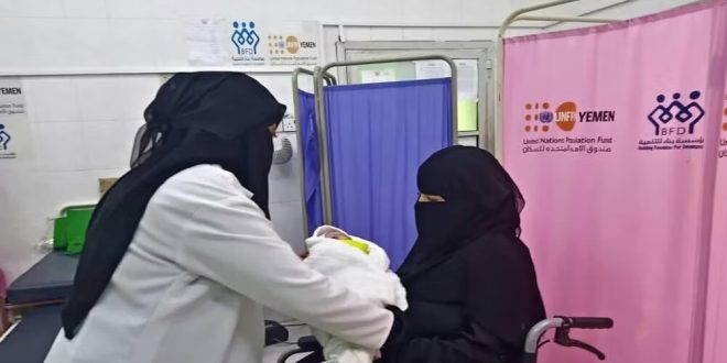قابلة في اليمن تقدم خدمات الرعاية الصحية للأم والوليد. مصدر الصورة: صندوق الأمم المتحدة للسكان.